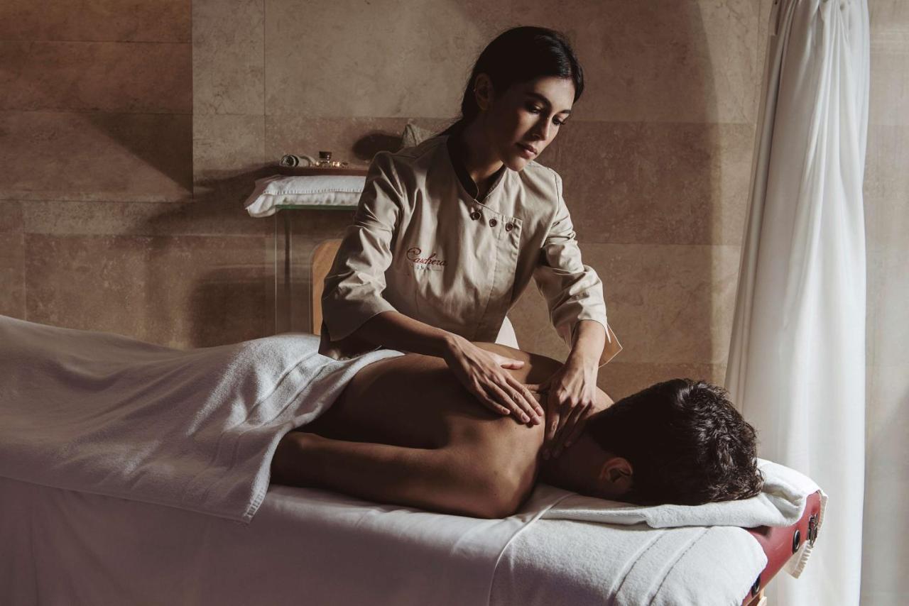 Palazzo Montemartini Rome, A Radisson Collection Hotel Екстериор снимка A massage therapist working on a patient