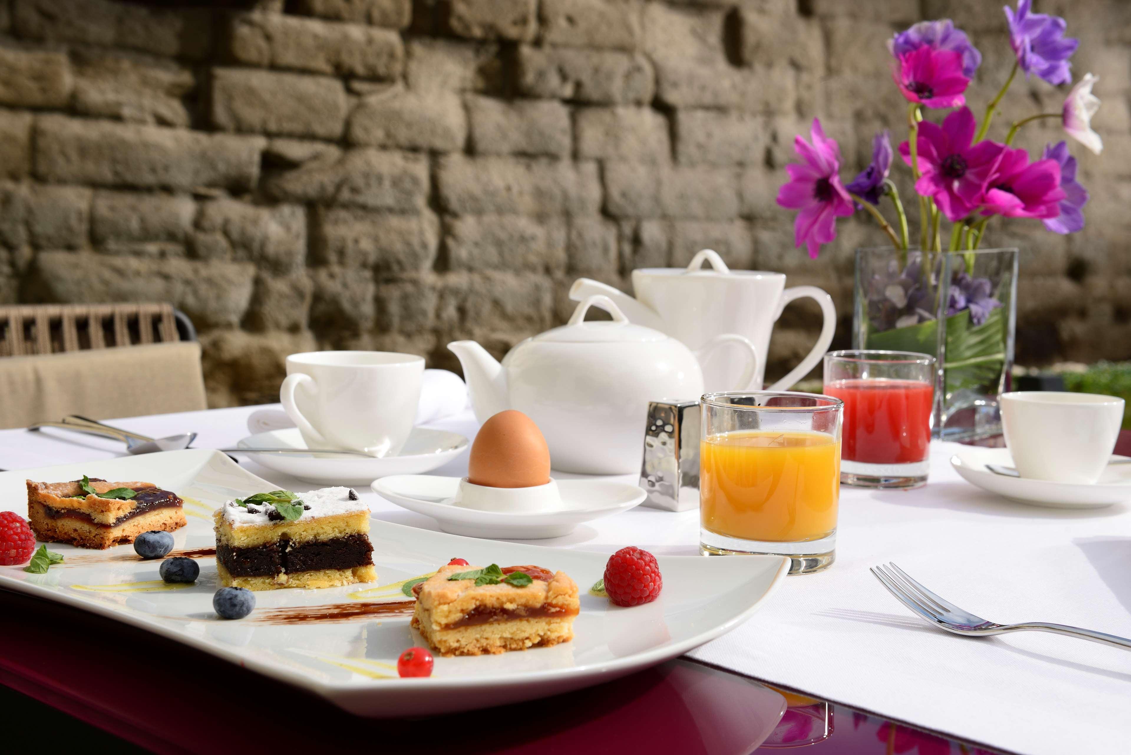 Palazzo Montemartini Rome, A Radisson Collection Hotel Екстериор снимка A breakfast table