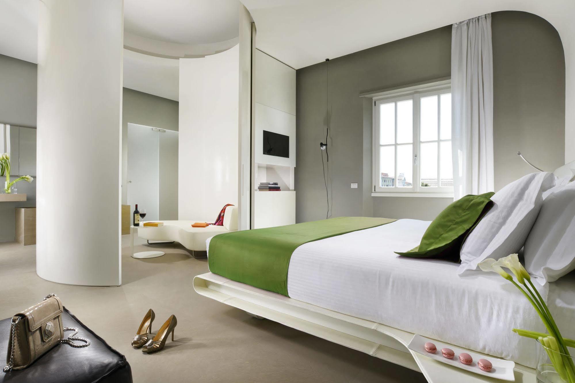 Palazzo Montemartini Rome, A Radisson Collection Hotel Екстериор снимка A bedroom at the hotel